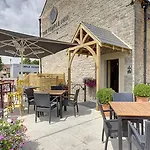 Charming 200 Yr Old Mill House Right On The Water * Bristol