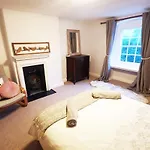 Charming 200 Yr Old Mill House Right On The Water *