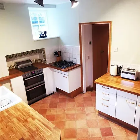 Будинок відпочинку Charming 200 Yr Old Mill House Right On The Water