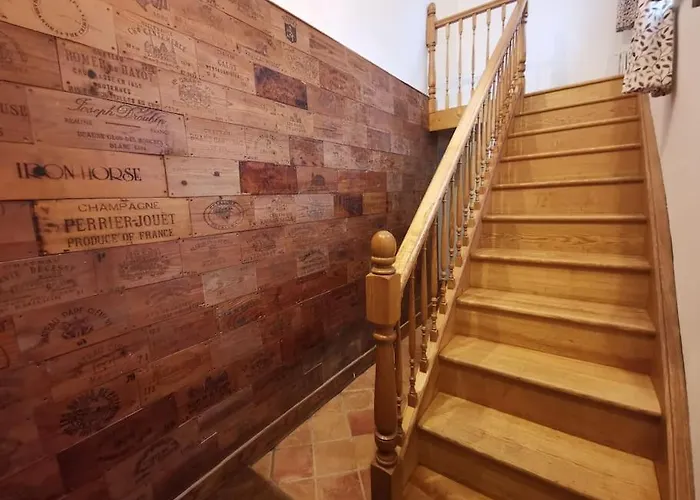 Будинок відпочинку Charming 200 Yr Old Mill House Right On The Water *