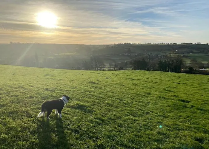 Будинок відпочинку Charming 200 Yr Old Mill House Right On The Water Бристоль