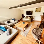 Charming 200 Yr Old Mill House Right On The Water Feriehus *