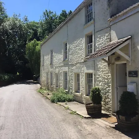בית נופש Charming 200 Yr Old Mill House Right On The Water *