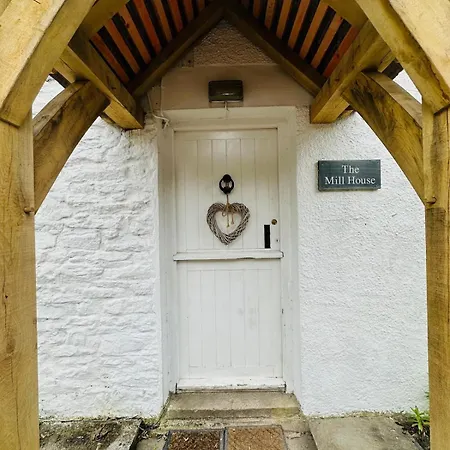 Charming 200 Yr Old Mill House Right On The Water