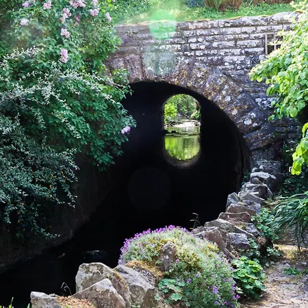 Charming 200 Yr Old Mill House Right On The Water * بريستول