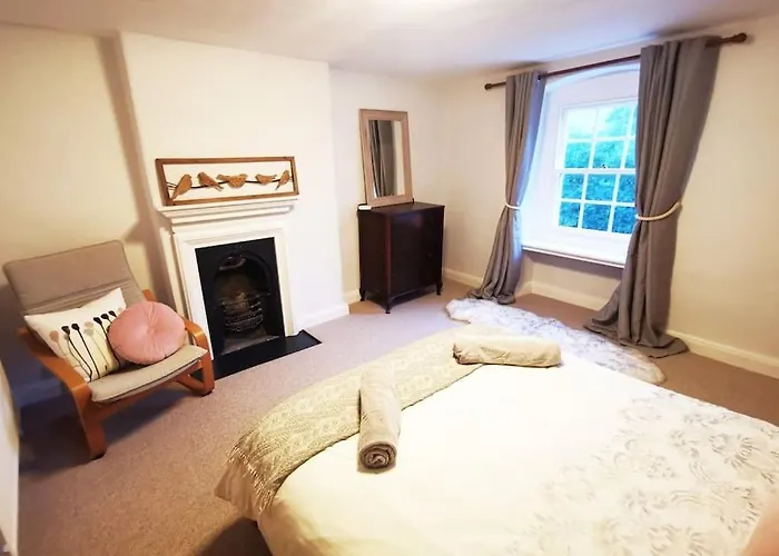 Charming 200 Yr Old Mill House Right On The Water Bristol