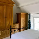 Charming 200 Yr Old Mill House Right On The Water בית נופש *