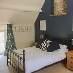 בית נופש Charming 200 Yr Old Mill House Right On The Water