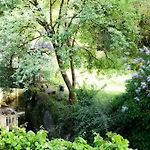 Charming 200 Yr Old Mill House Right On The Water * בריסטול