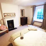Charming 200 Yr Old Mill House Right On The Water בריסטול