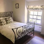 בית נופש Charming 200 Yr Old Mill House Right On The Water *