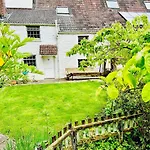בית נופש Charming 200 Yr Old Mill House Right On The Water *