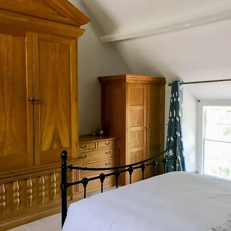 Charming 200 Yr Old Mill House Right On The Water 펜션 *