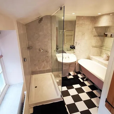 Charming 200 Yr Old Mill House Right On The Water *