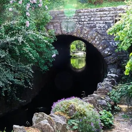 Charming 200 Yr Old Mill House Right On The Water 펜션 브리스틀