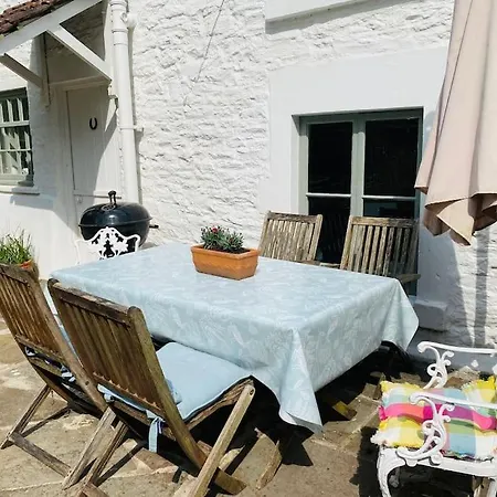 Charming 200 Yr Old Mill House Right On The Water *