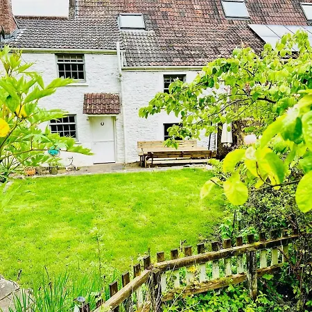 Nyaraló Charming 200 Yr Old Mill House Right On The Water *